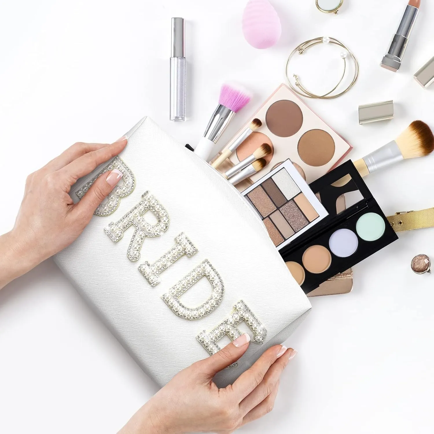 2PCS Bride to be Patch Letter Makeup Bag Bridal Shower Gifts for Engagement Wedding Bachelorette Bridesmaid Gifts for Bride Mrs Pearl Rhinestone Travel Bag White PU Leather Make Up Bag Pouch for Purse
