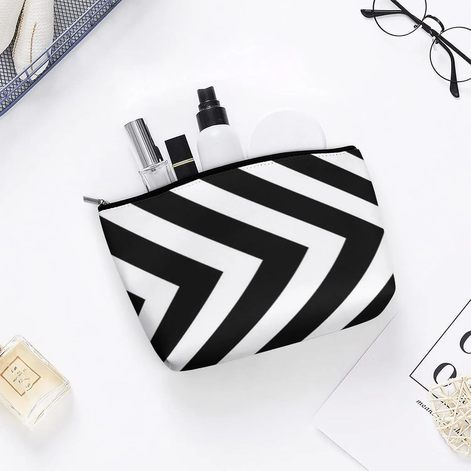 Black and White Arrows Or Chevron Pattern Cosmetic Bag, Travel Portable Makeup Bag for Purse Pouch Beauty Zipper Organizer Toiletry Bag for Women