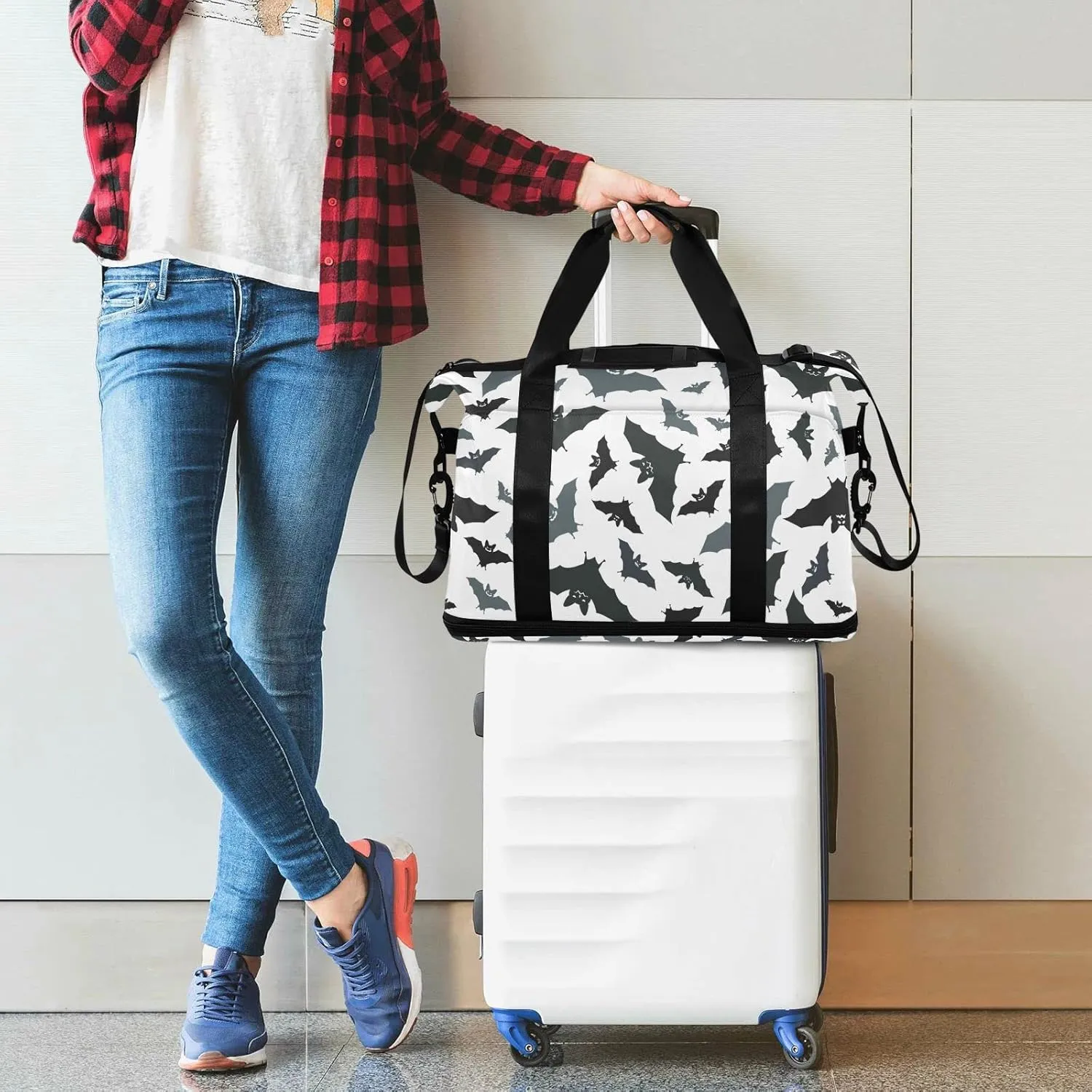 Seamless Black Grey Bats on White Gym Duffel Bag, Polyester Travel Weekender Luggage Handbag with Waterproof Pocket for Wet Items, Unisex Foldable Tote for Sports