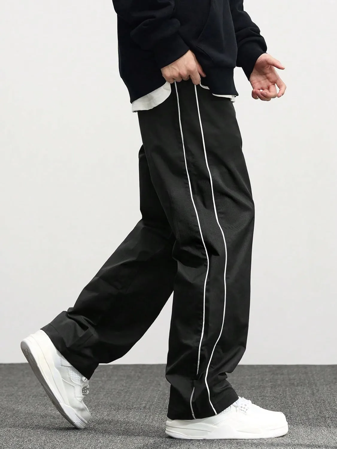 Verdusa Men's Track Pants Straight Leg Acitve Streetwear Elastic Waist Parachute Pants with Pockets