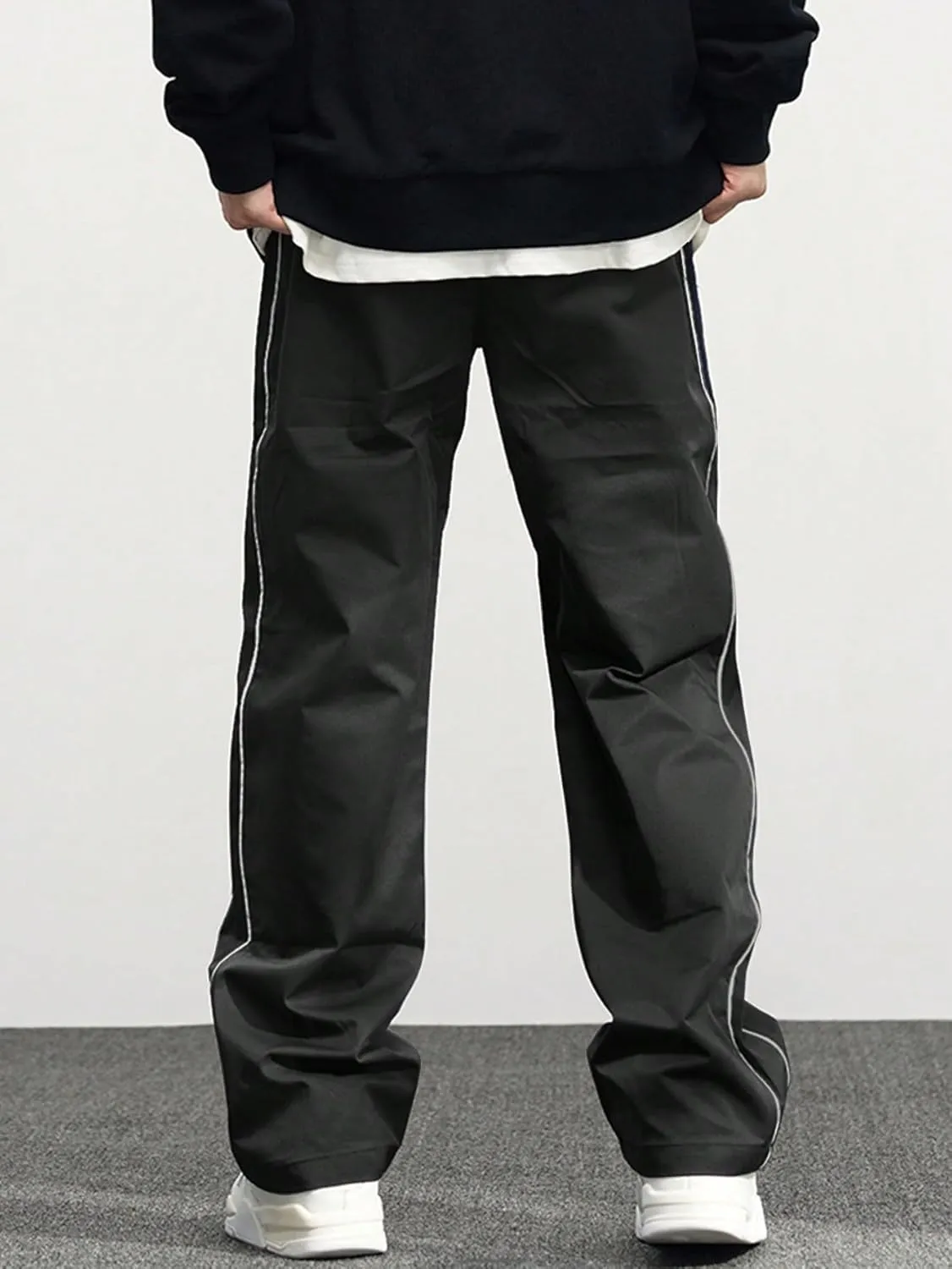 Verdusa Men's Track Pants Straight Leg Acitve Streetwear Elastic Waist Parachute Pants with Pockets