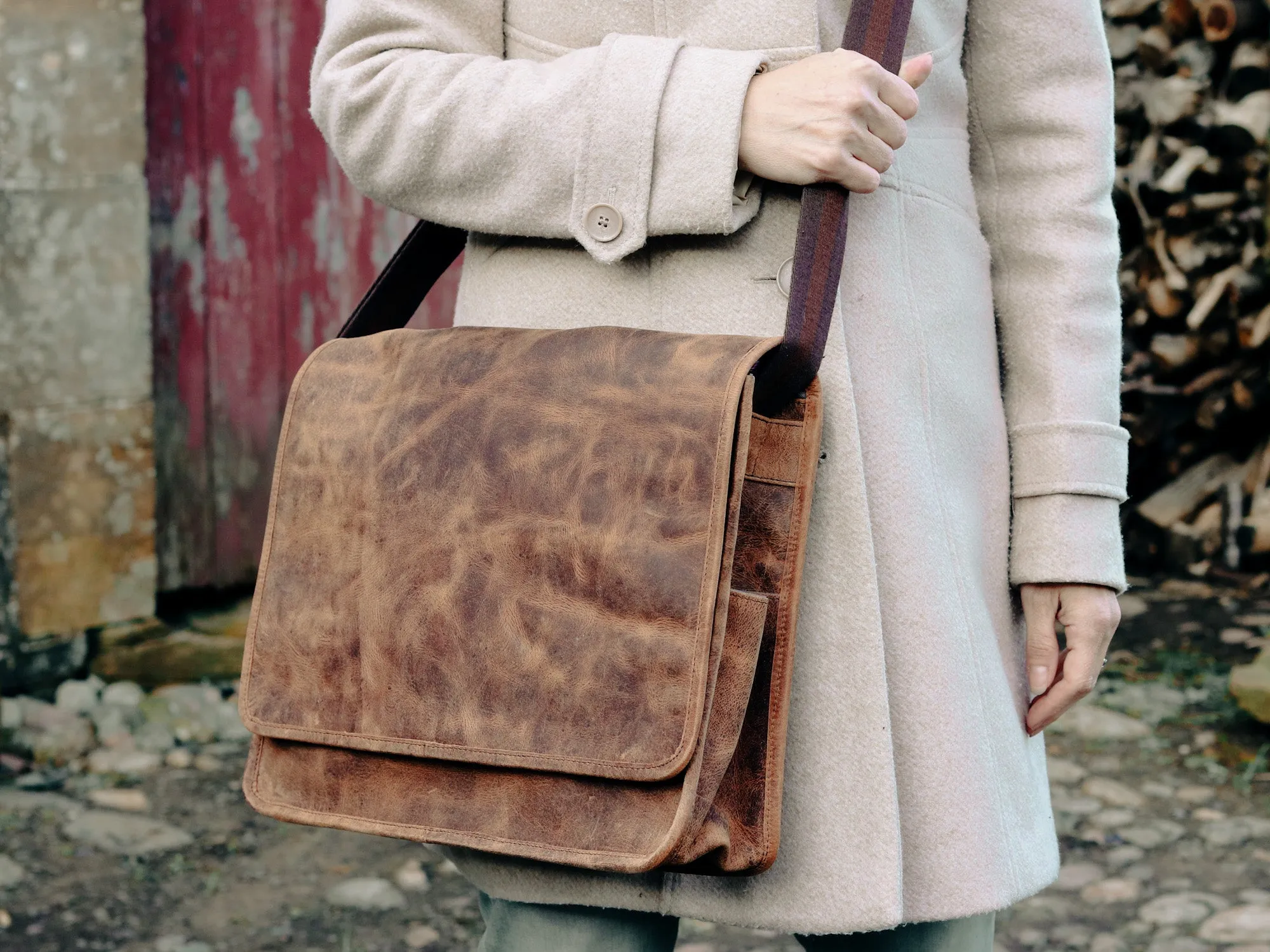 Women's 15 inch Deluxe Leather Messenger Bag