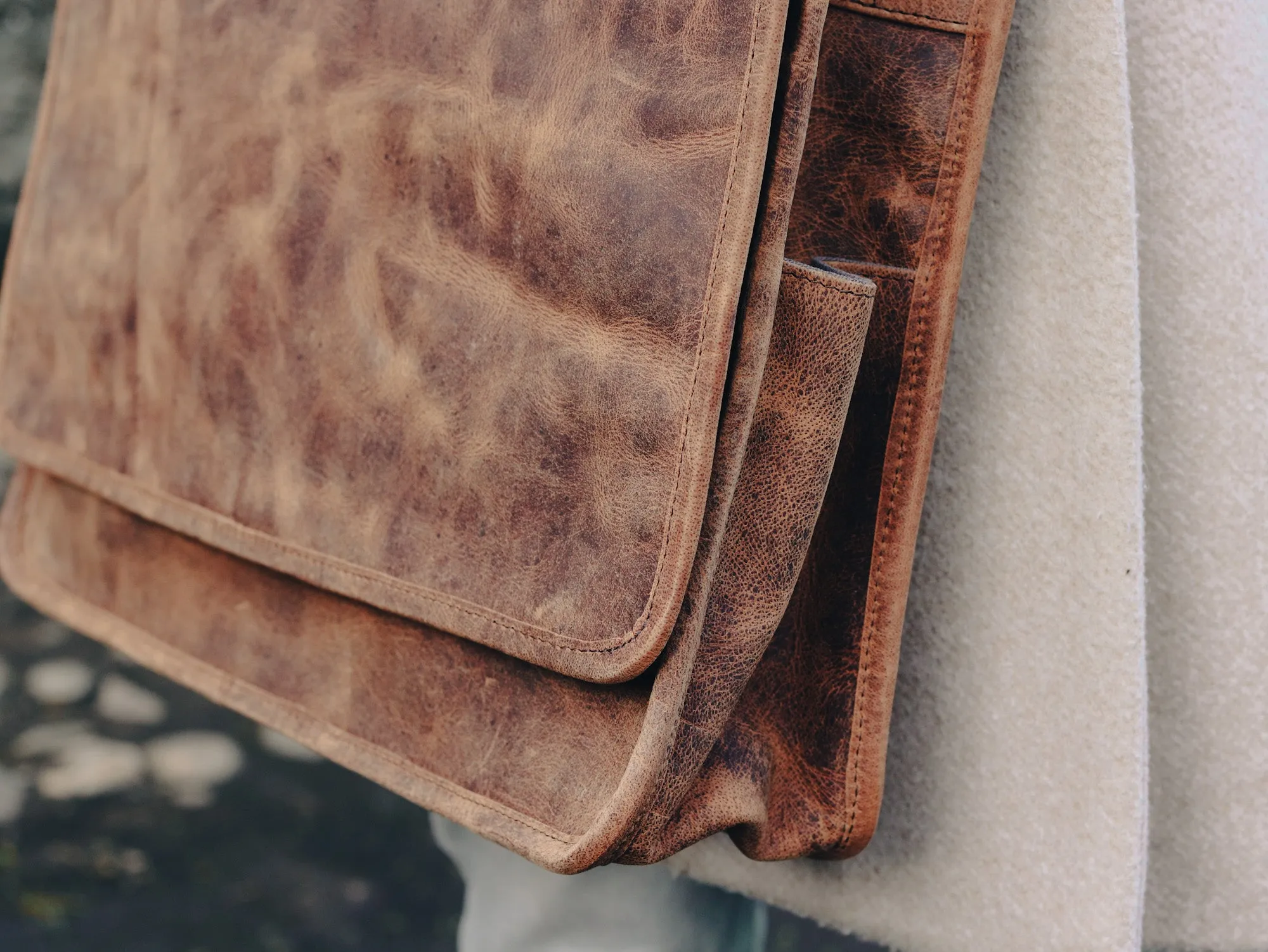 Women's 15 inch Deluxe Leather Messenger Bag