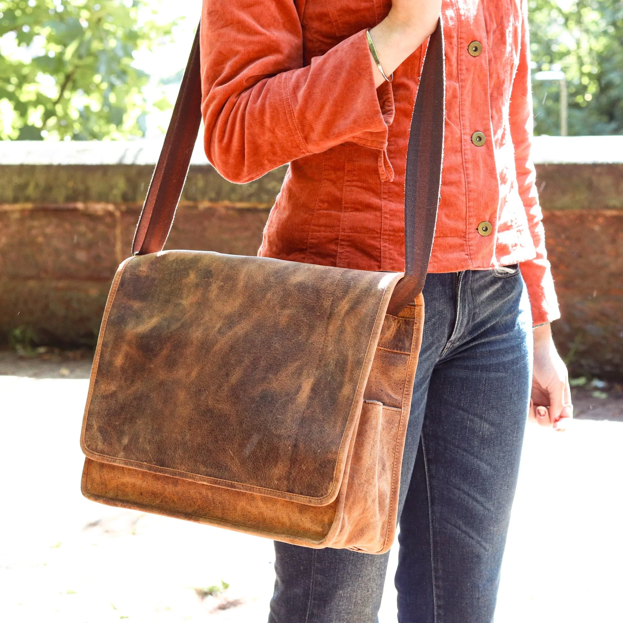 Women's 15 inch Deluxe Leather Messenger Bag