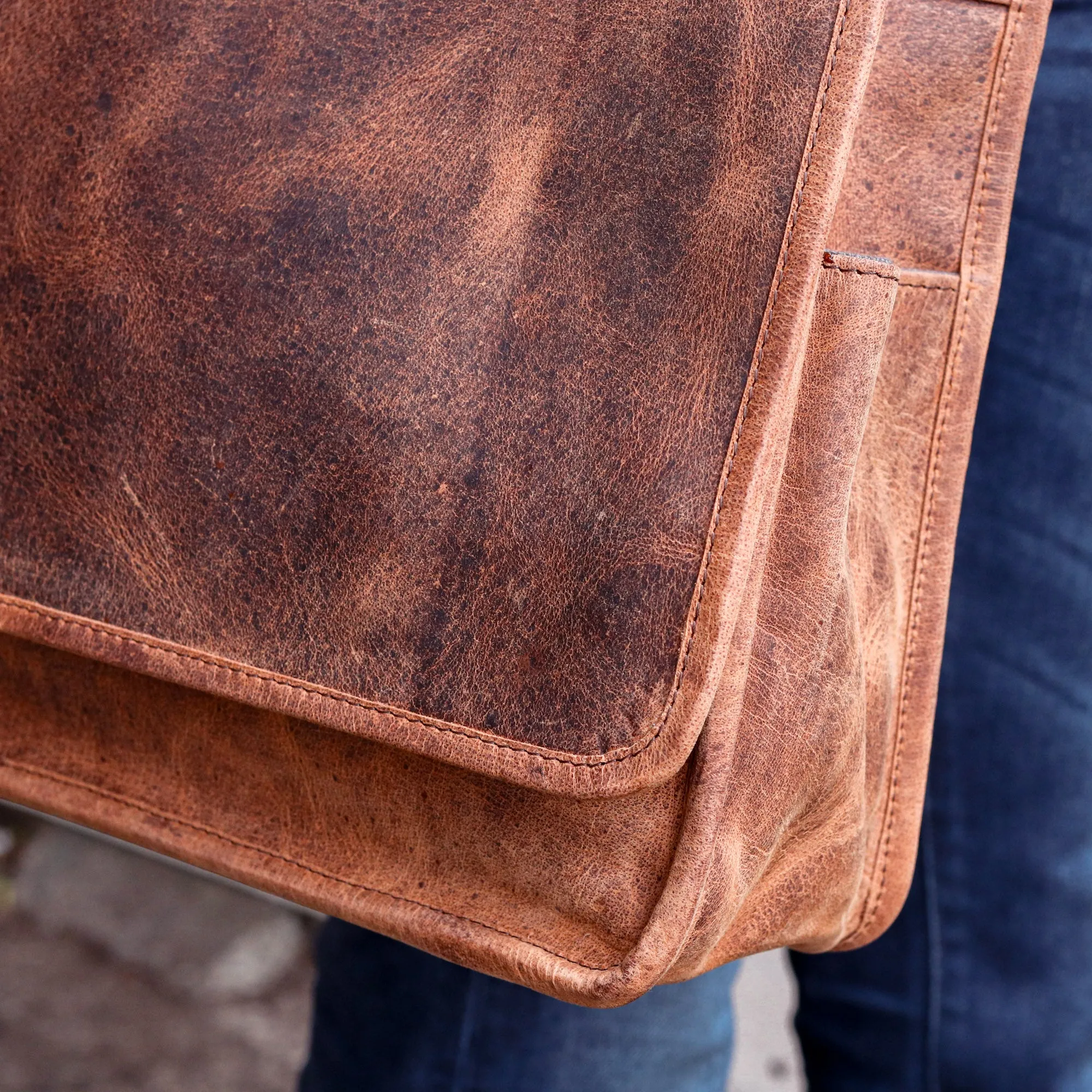 Women's 15 inch Deluxe Leather Messenger Bag