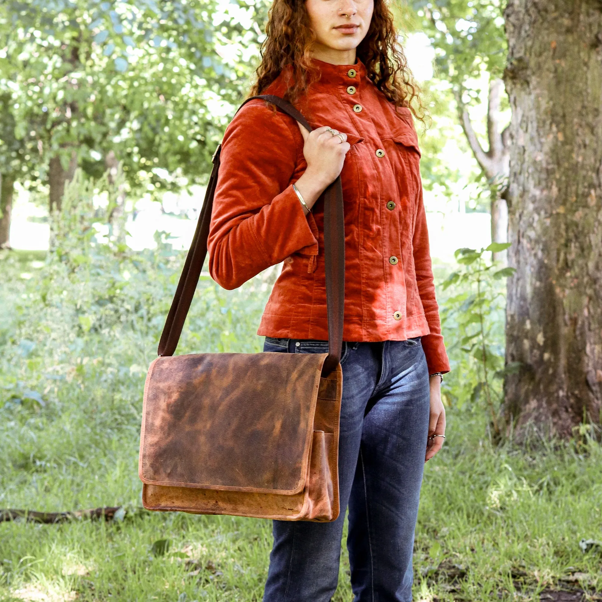 Women's 15 inch Deluxe Leather Messenger Bag
